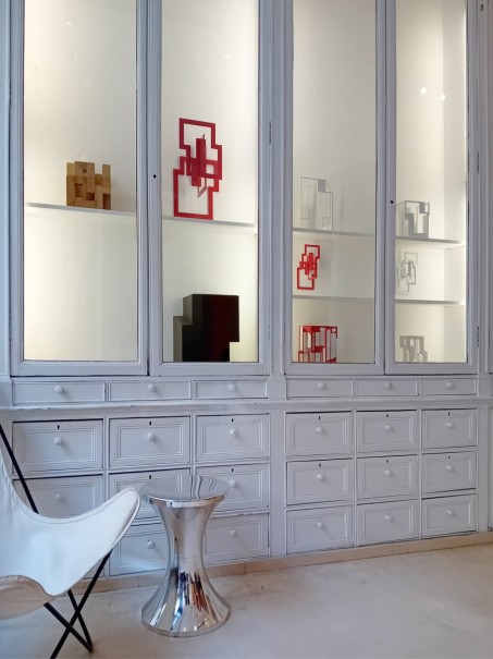 2024 - acrylique, acier, bois, méthacrylate (Galerie Pixi, Paris) - © photo : Virginia Torres