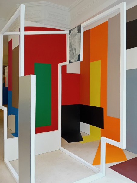 2024 - acrylique, acier, bois, méthacrylate (Galerie Pixi, Paris) - © photo : Virginia Torres