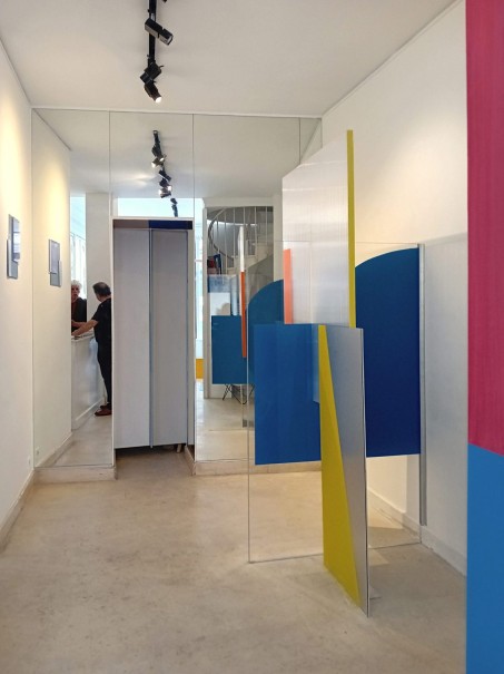 2024 - acrylique, acier, bois, méthacrylate (Galerie Pixi, Paris) - © photo : Virginia Torres