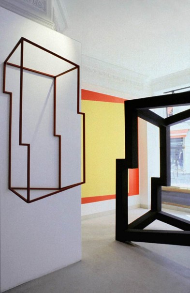 2002 - acrylique, acier, métacrylate, bois (Galerie Pixi Paris) - © photo : Virginia Torres