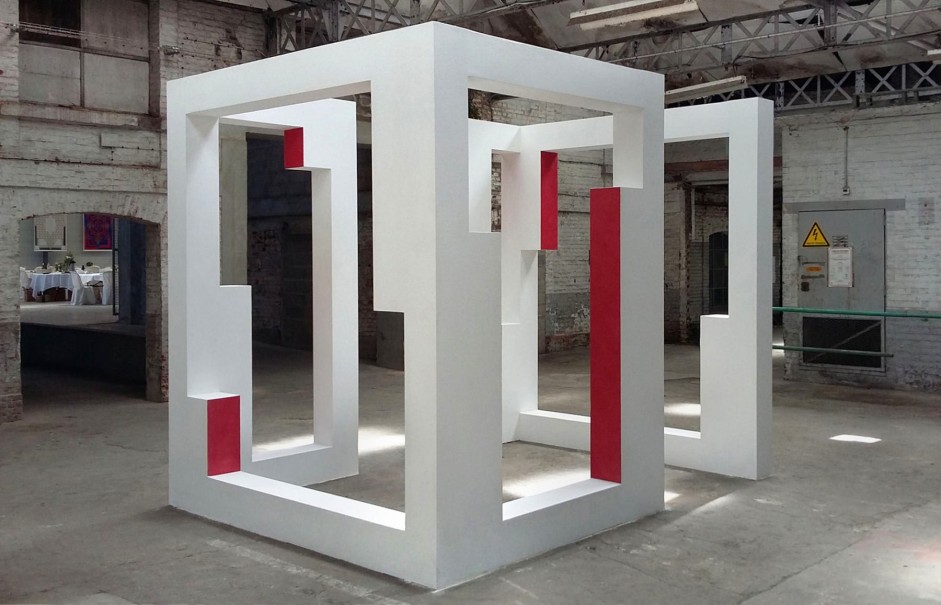 Pièce structurée 2016 - acrylique, latex, bois - 290 x 300 x 270 cm (Abbaye de Bohéries, Vadencourt) - © photo : Virginia Torres